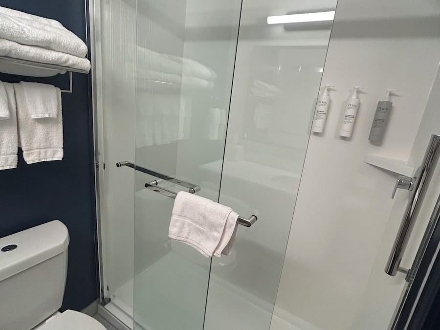 Combined shower/bathtub, free toiletries, hair dryer, towels