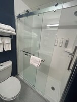 Bañera con ducha, artículos de tocador gratuitos, secador de pelo