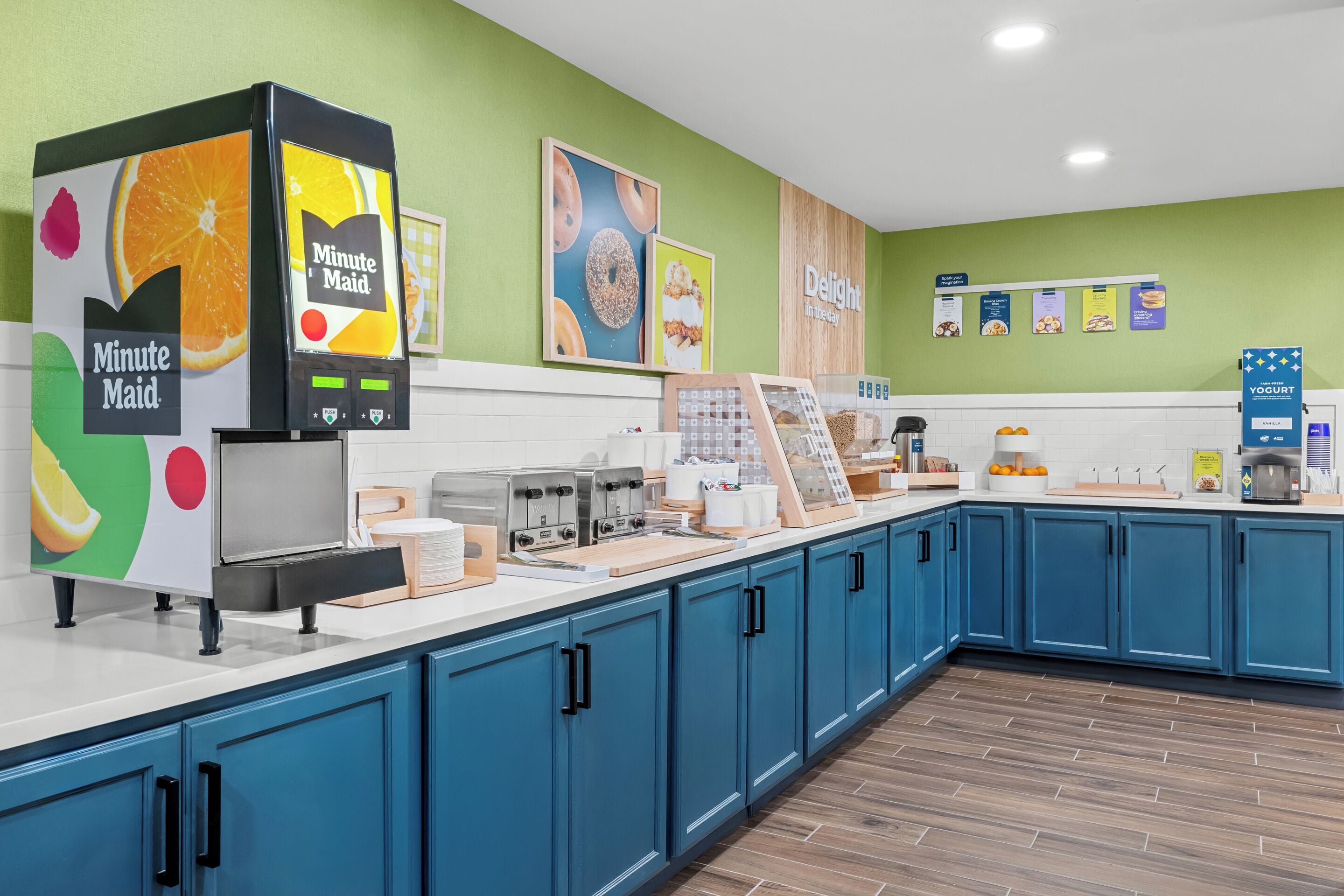 Un espace où l’on peut se servir soi-même pour le petit-déjeuner, avec une machine à café, un distributeur de jus de fruits et un présentoir à yaourts.