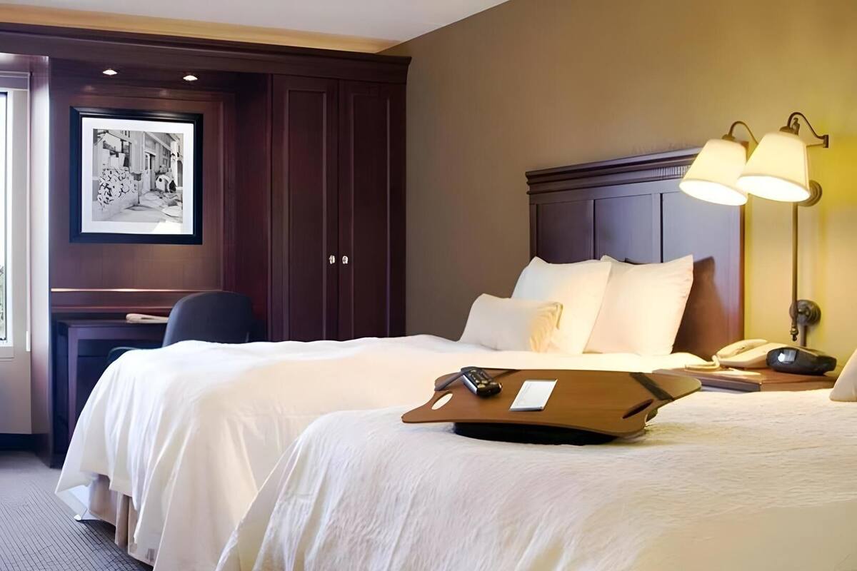 Ropa de cama de alta calidad, escritorio, cortinas opacas