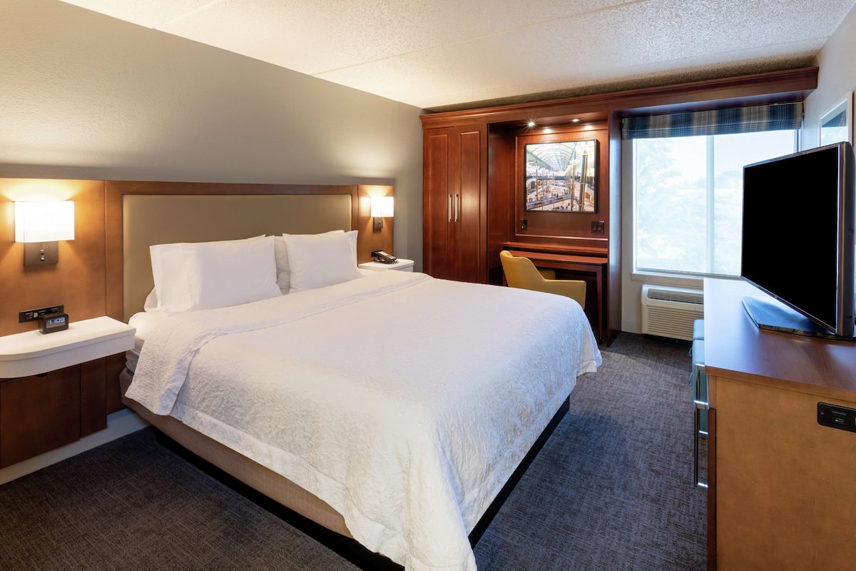 1 bedroom, premium bedding, desk, blackout drapes