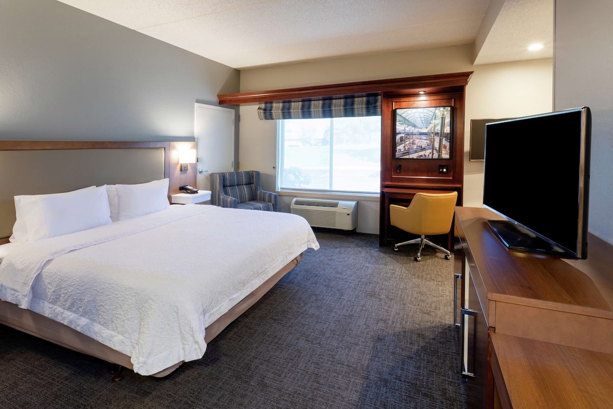 1 bedroom, premium bedding, desk, blackout drapes