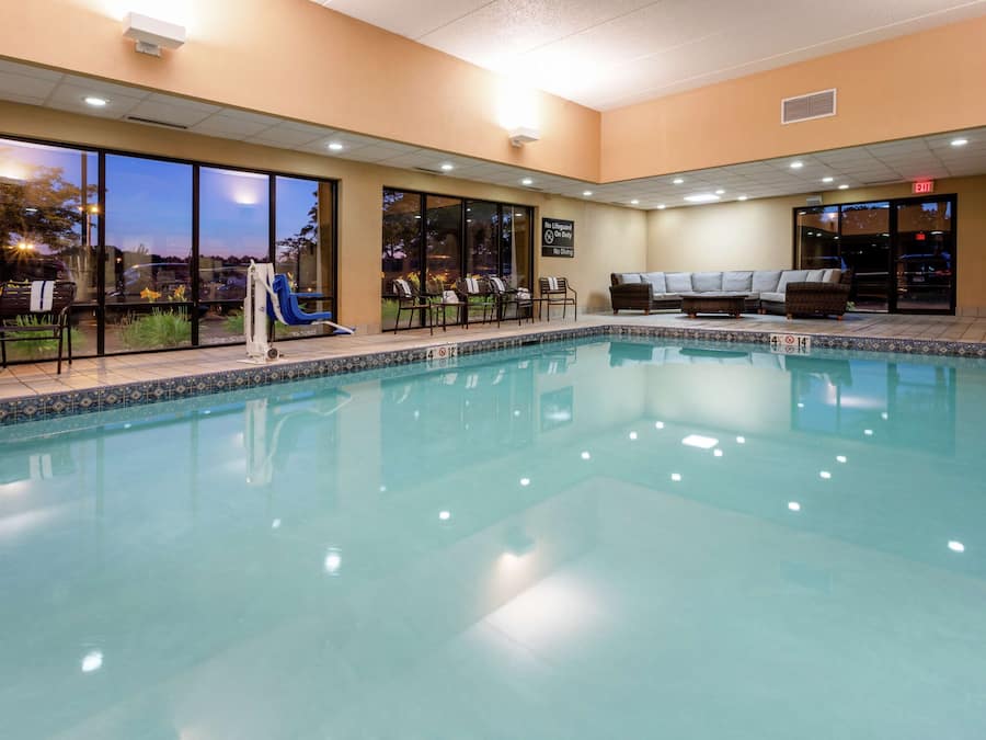 Inomhuspool och solstolar