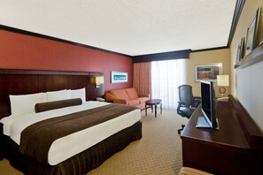 Premium bedding, desk, laptop workspace, blackout curtains - Crowne Plaza Albuquerque by IHG (Albuquerque)