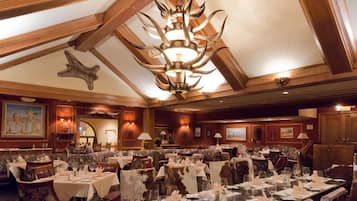 3 restaurants; breakfast, lunch and dinner served