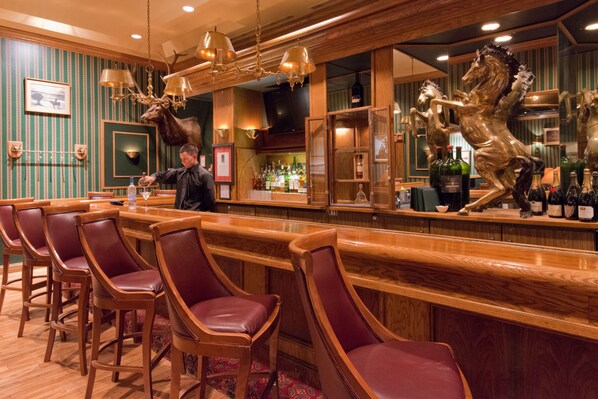 3 bares/lounges, pub