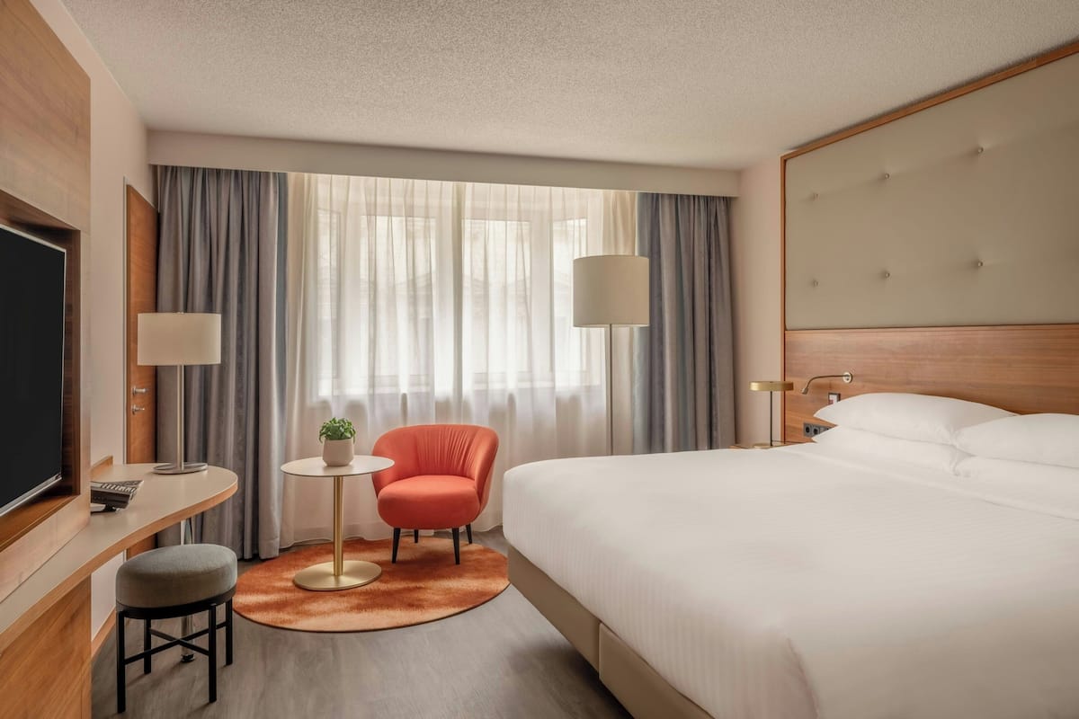 Deluxe Room, 1 King Bed | Premium bedding, minibar, in-room safe, desk