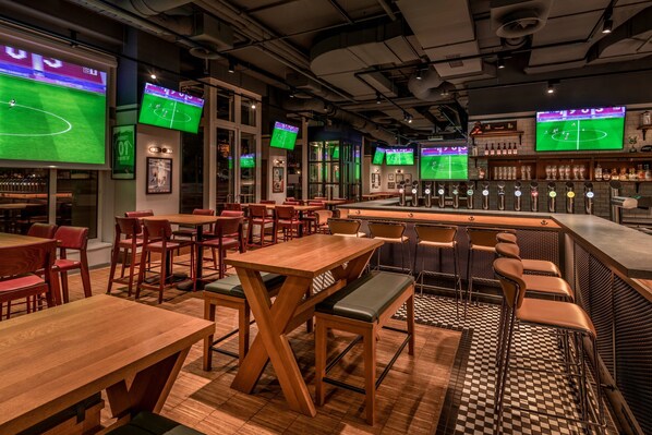2 bars/lounges, sports bar, cocktail bar
