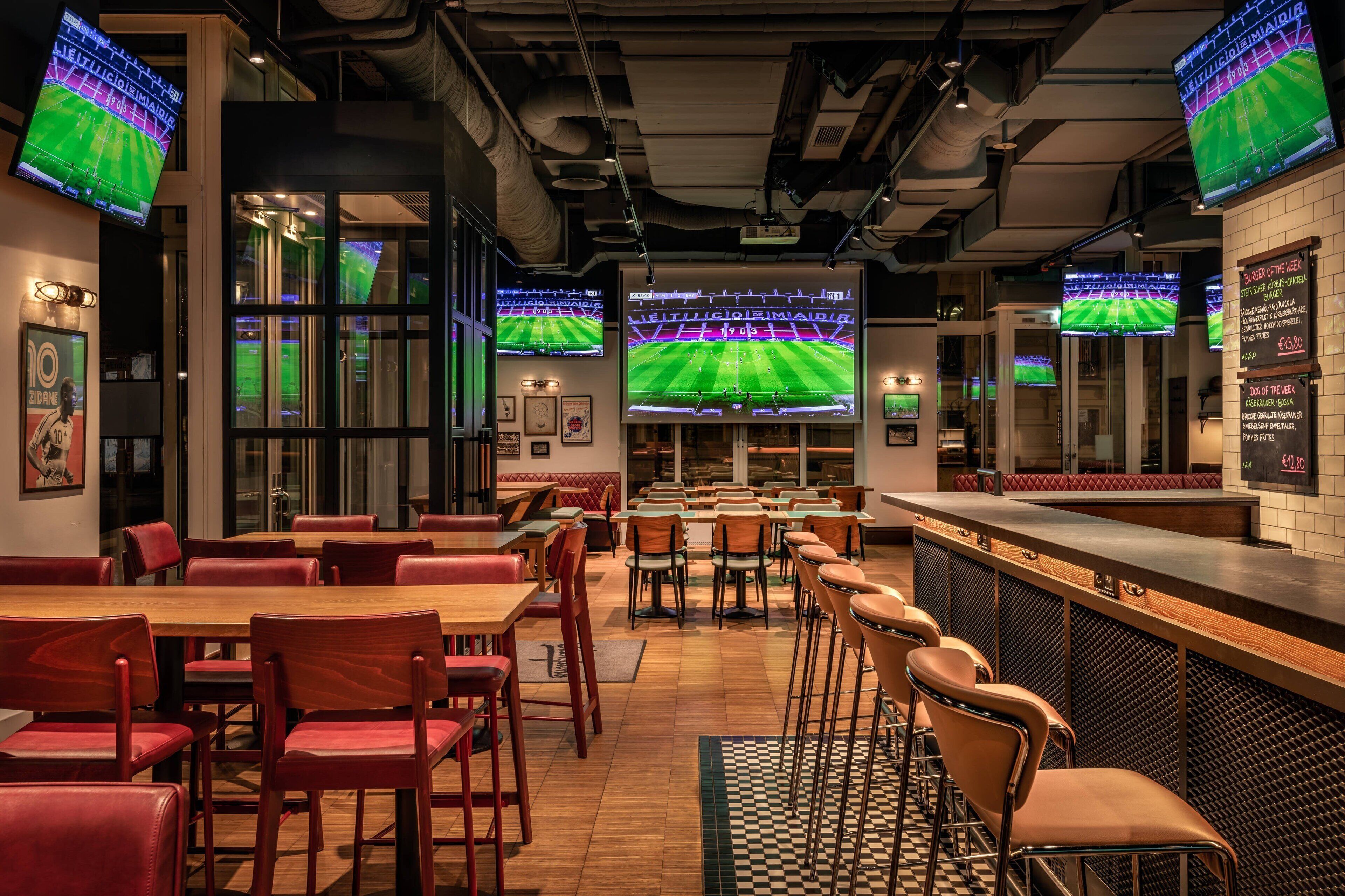 2 bars/lounges, sports bar, cocktail bar