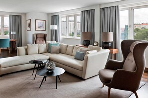 Club Suite, 2 Bedrooms, Non Smoking | Living area
