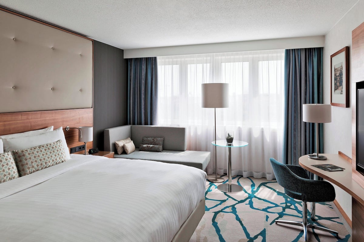 Deluxe kamer, 1 kingsize bed, niet-roken | 1 slaapkamer, luxe beddengoed, een minibar, een kluis op de kamer