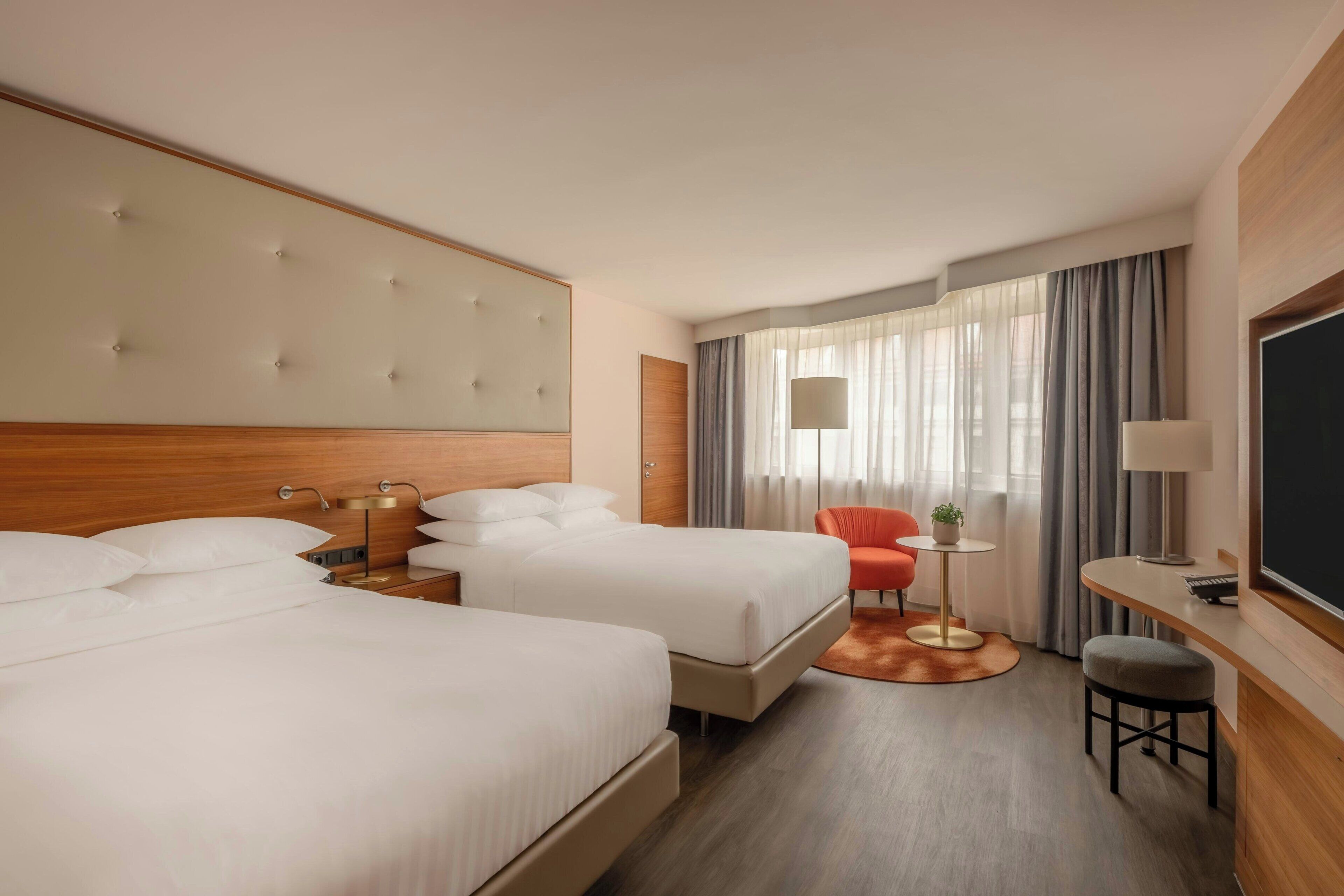 华丽客房, 2 张双人床 | 高档床上用品、迷你吧、客房内保险箱、办公桌