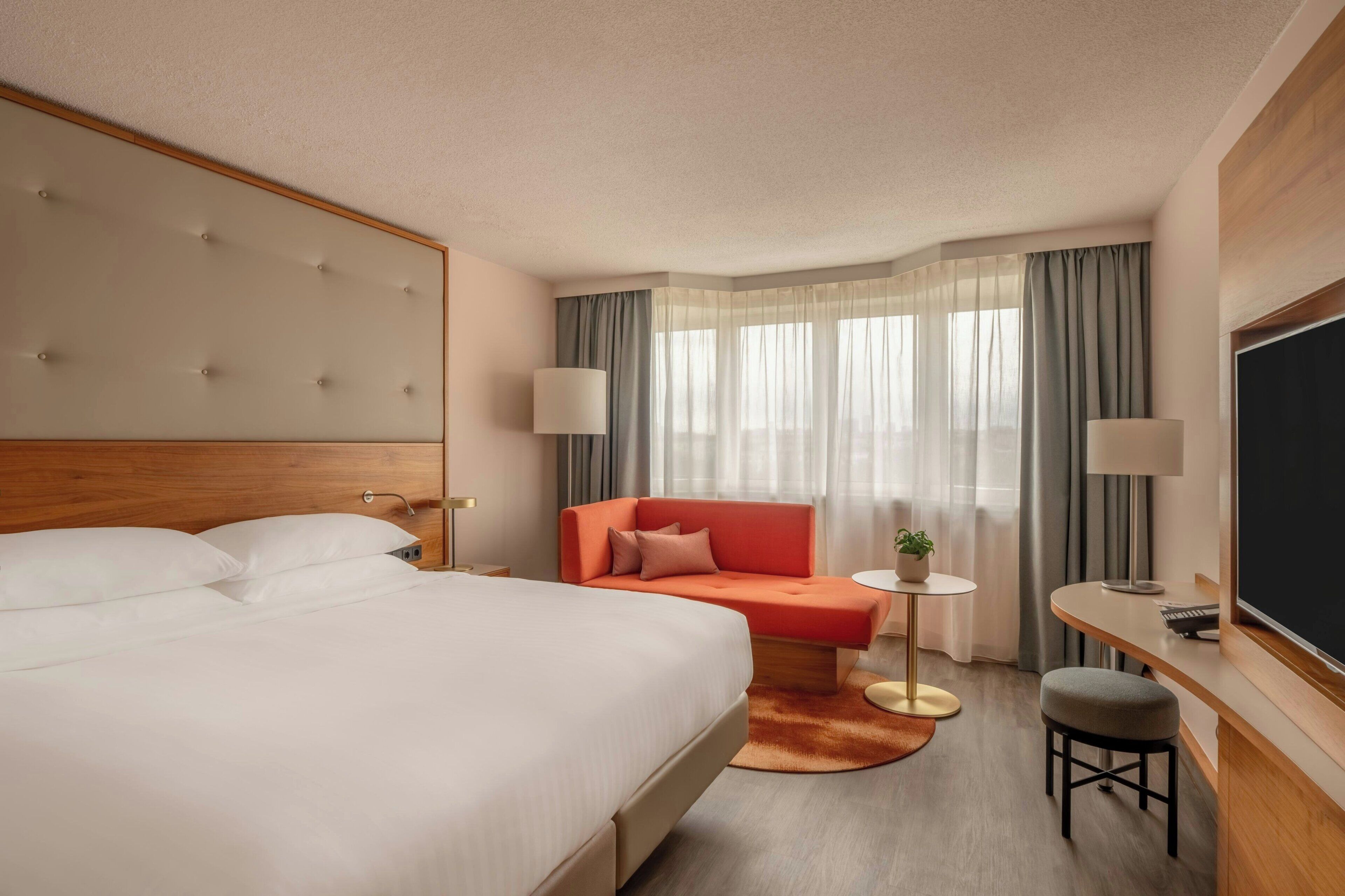 Superior Room, 1 King Bed, Park View | Premium bedding, minibar, in-room safe, desk