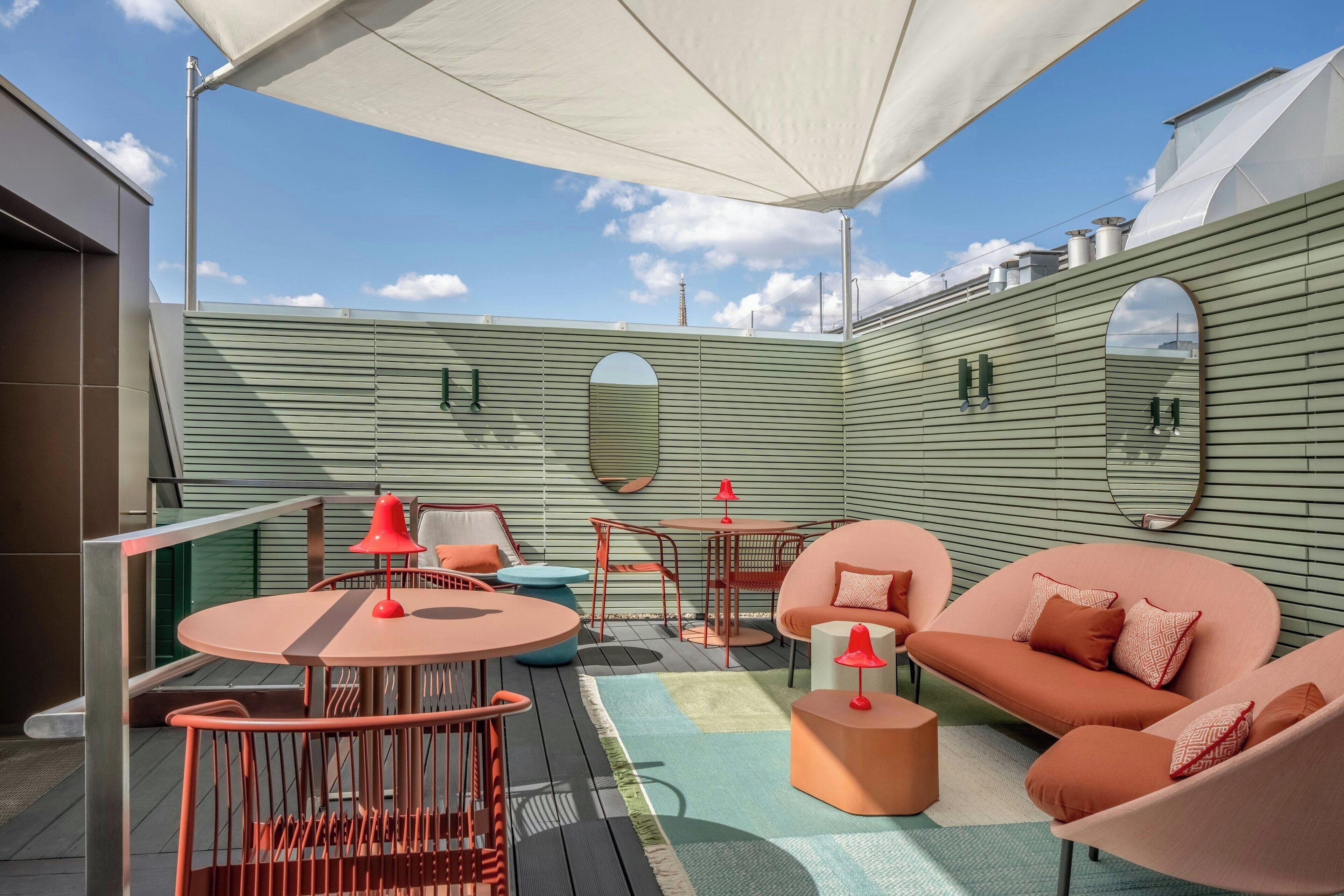 2 bars/lounges, sports bar, cocktail bar