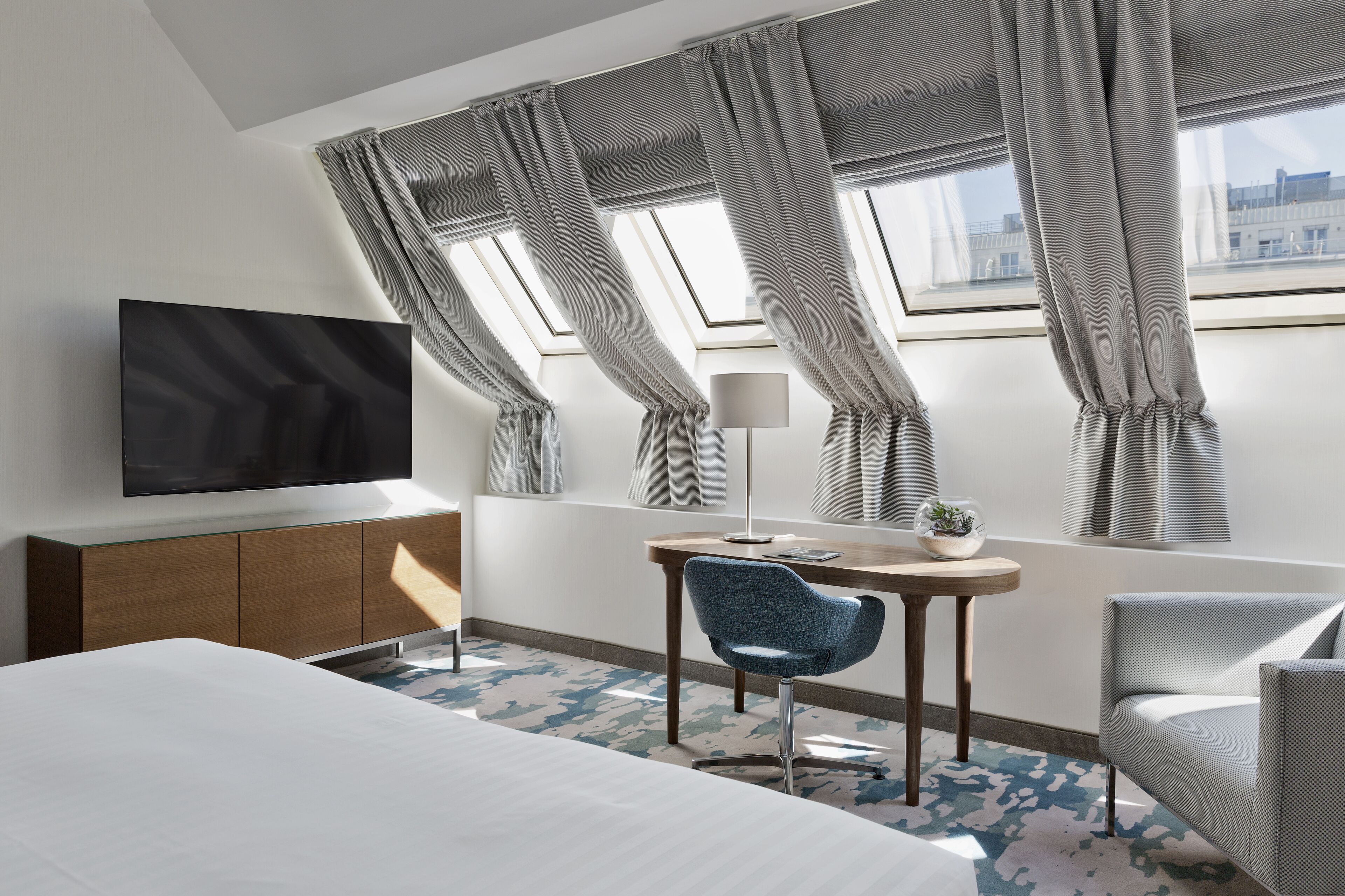 club suite, 1 bedroom, non smoking | 1 bedroom, premium bedding, minibar, in-room safe