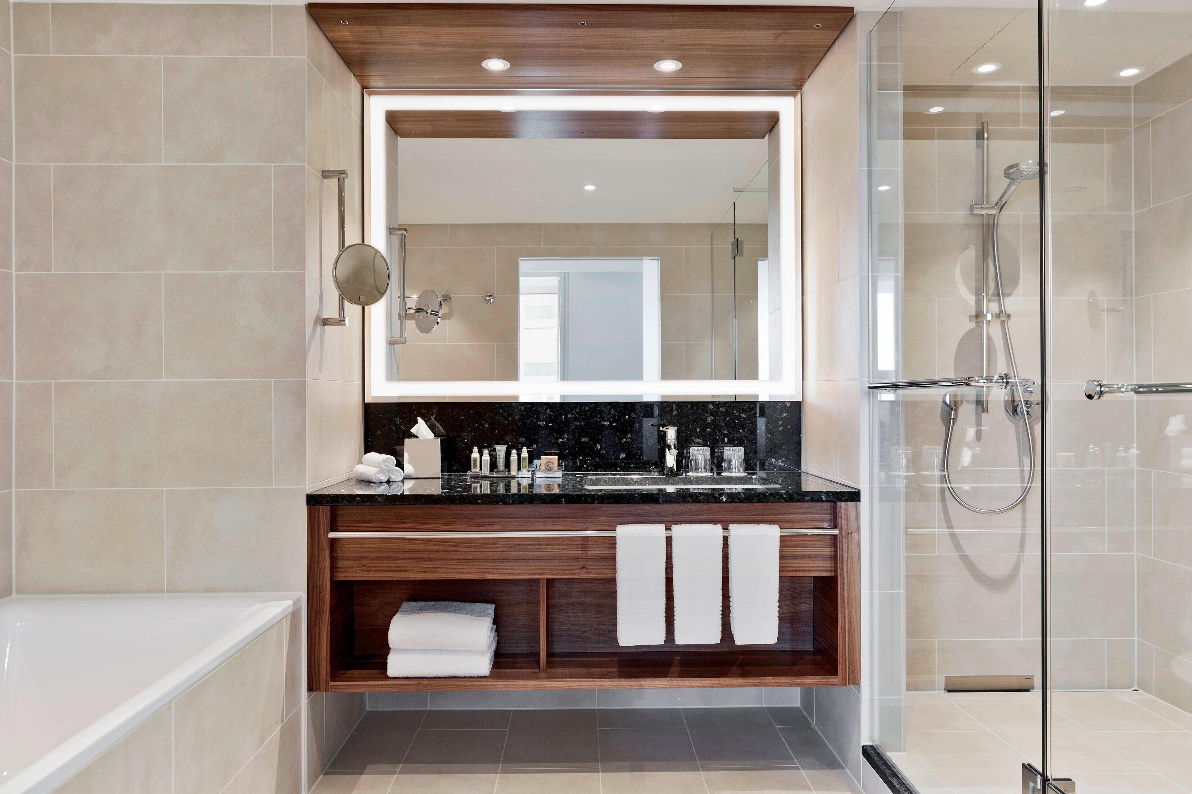 executive suite, 1 double bed, non smoking | bathroom | hair dryer, bathrobes, towels