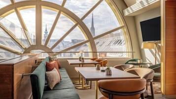 2 bars/lounges, sportbar, cocktailbar