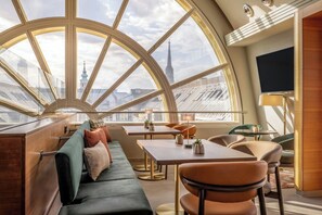 2 Bars/Lounges, Sportbar, Cocktailbar