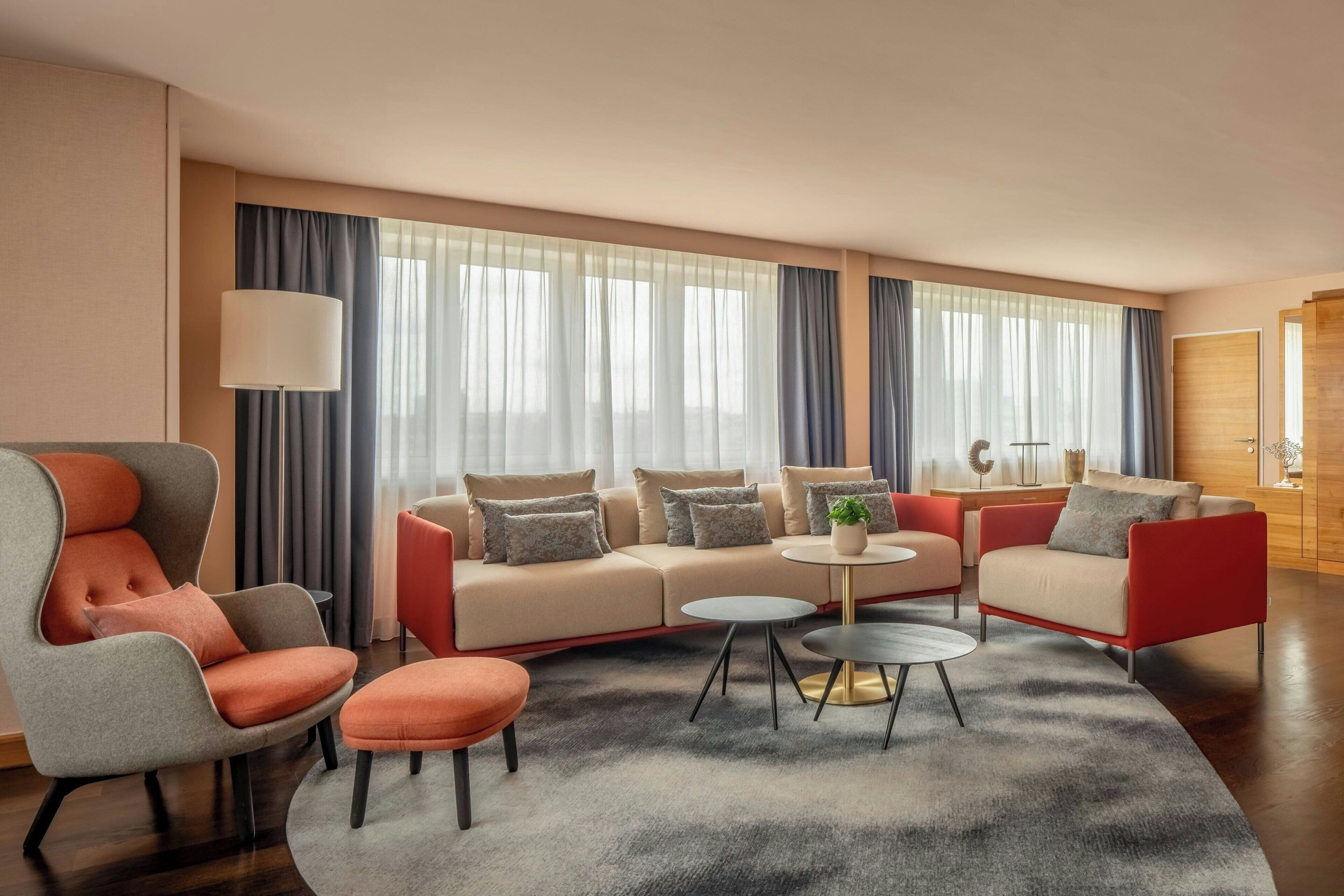 club suite, 2 bedrooms, non smoking | living room | flat-screen tv