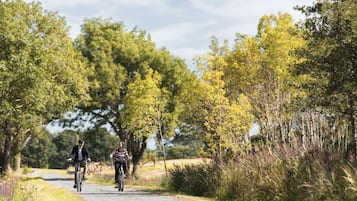 Un sendero de grava con dos ciclistas.