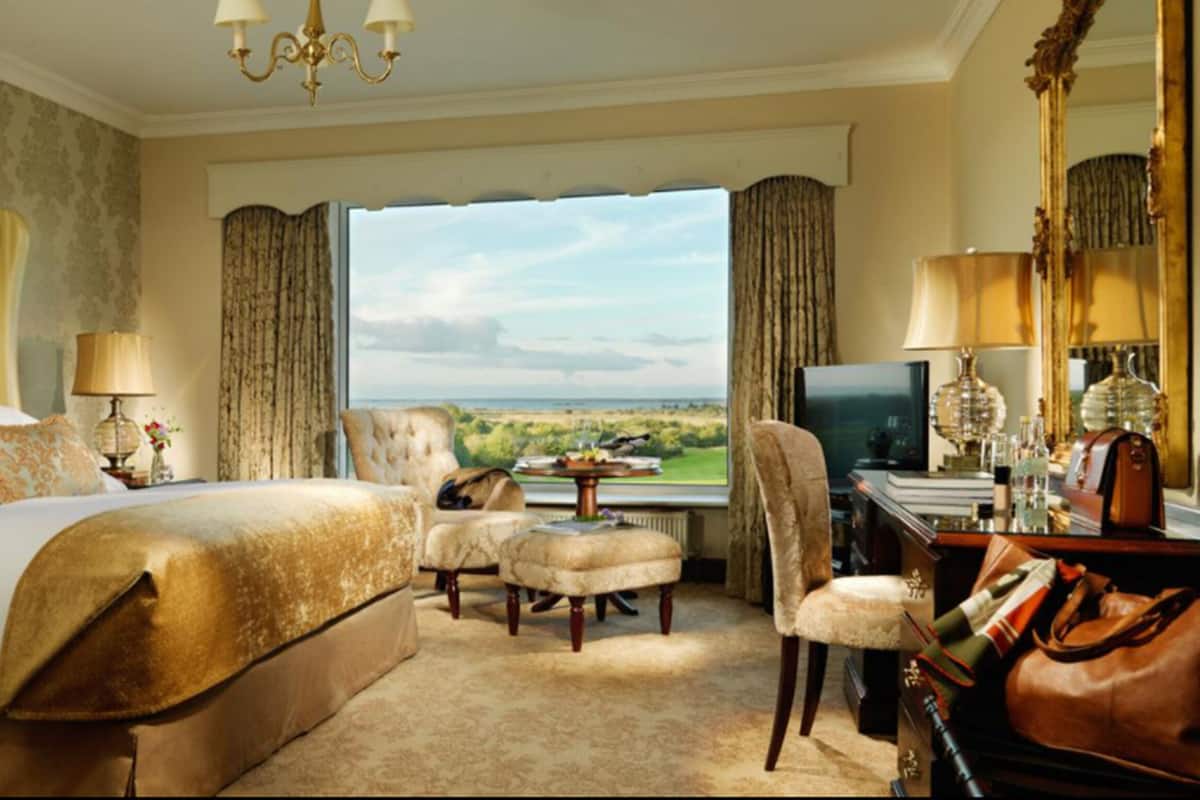 Deluxe Double Room, 1 King Bed, Lake View | 1 bedroom, premium bedding, minibar, in-room safe