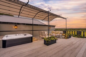 Presidential Suite | Premium bedding, minibar, in-room safe, iron/ironing board