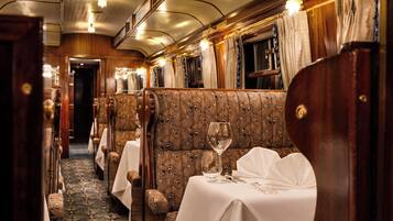2 restaurants; breakfast, lunch and dinner served