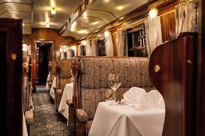 2 restaurants; ze serveren er ontbijt, lunch en diner 