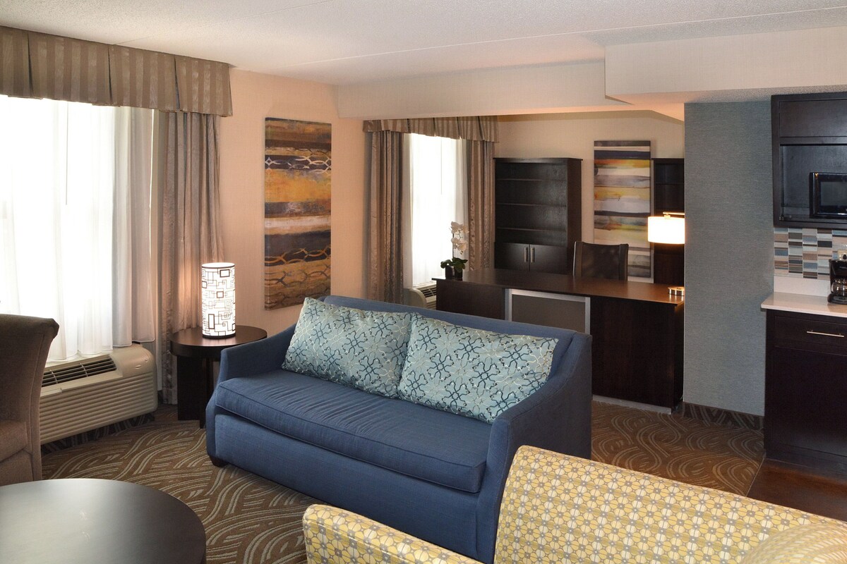 Room, 1 Bedroom, Jetted Tub | In-room safe, desk, blackout drapes, iron/ironing board