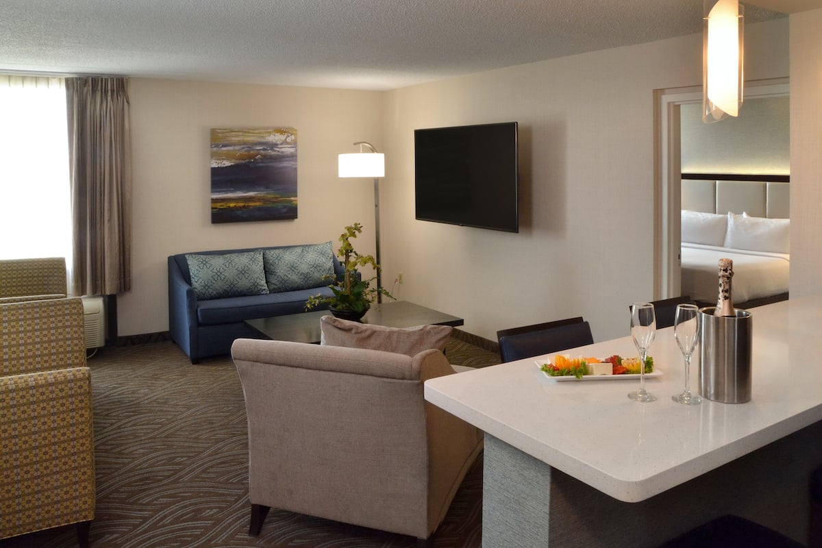 Suite, 1 Bedroom | 1 bedroom, in-room safe, desk, blackout drapes