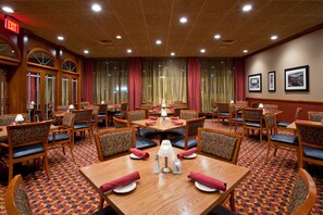 Breakfast, lunch, dinner served; American cuisine  - Holiday Inn Youngstown South by IHG (Boardman)