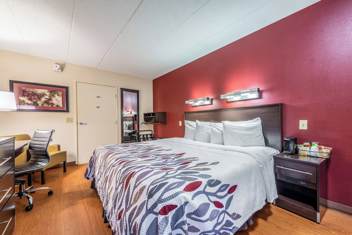 In-room safe, desk, blackout drapes, cribs (free)