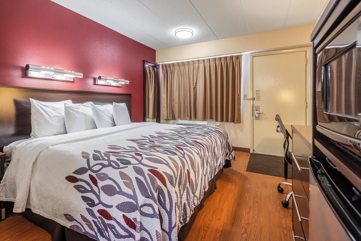 Deluxe Room, 1 King Bed (Smoke Free) | In-room safe, desk, blackout drapes, cribs (free)