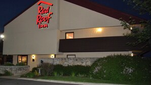 A building with a sign that reads 'Red Roof Inn.' - Red Roof Inn Merrillville (Merrillville)