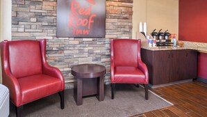 A Red Roof Inn with two leather armchairs and a small round table. - Red Roof Inn Merrillville (Merrillville)