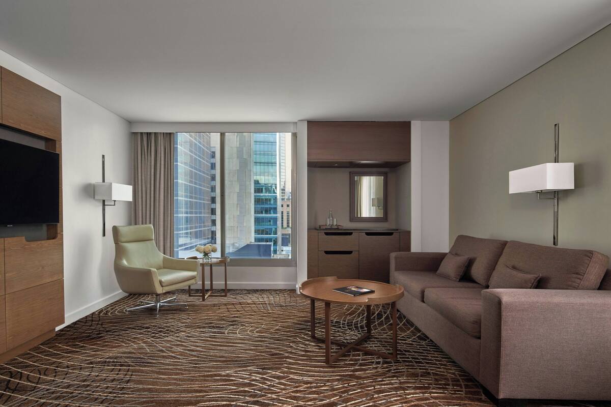 套房, 1 間臥室, 城市景 (Large One Bedroom Corner Suite) | 高級寢具、羽絨被、特厚豪華床墊、迷你吧