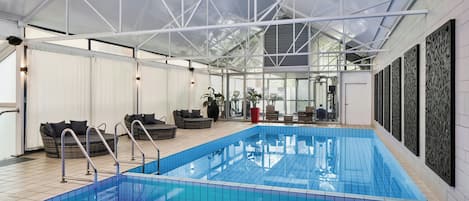 Piscine couverte, chaises longues