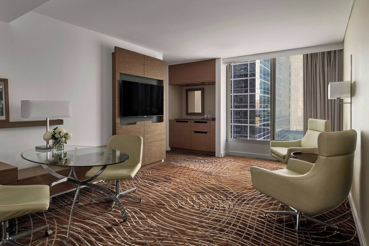套房, 1 張特大雙人床, 城市景 (One Bedroom King Suite) | 高級寢具、羽絨被、特厚豪華床墊、迷你吧