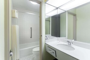 Articles de toilette gratuits, sèche-cheveux, serviettes fournies