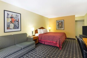 In-room safe, desk, iron/ironing board, free cots/infant beds - Days Inn by Wyndham Savannah Airport (Garden City)
