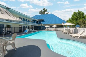 Una piscina al aire libre de temporada