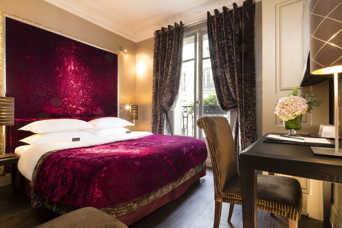 Egyptian cotton sheets, premium bedding, Select Comfort beds, minibar
