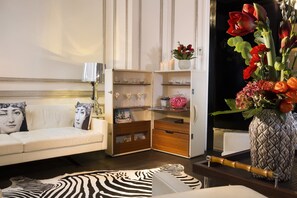 Relax in a stylish living space with a sofa, lamp, and decorative vase.