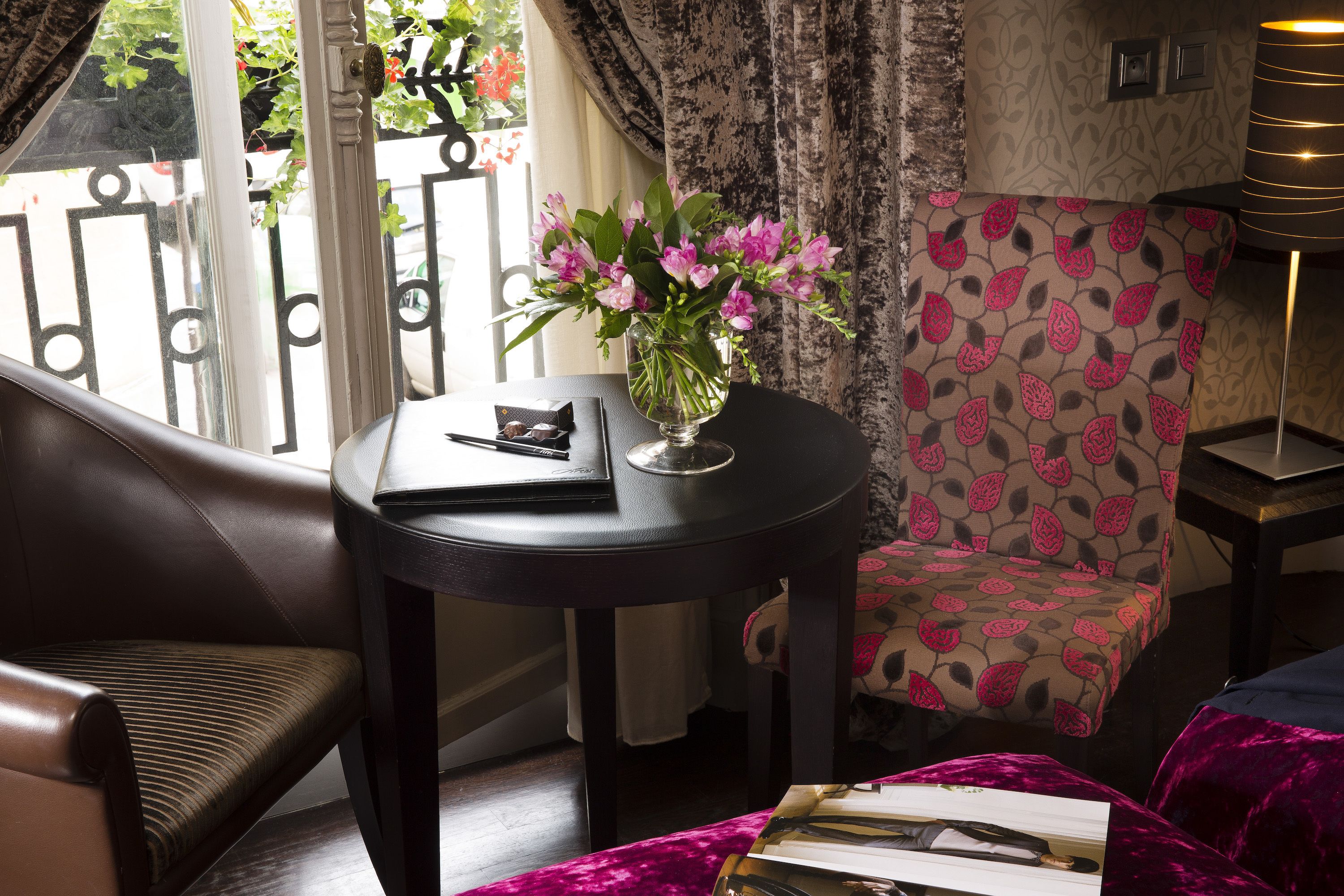 superior twin room | living area | flat-screen tv