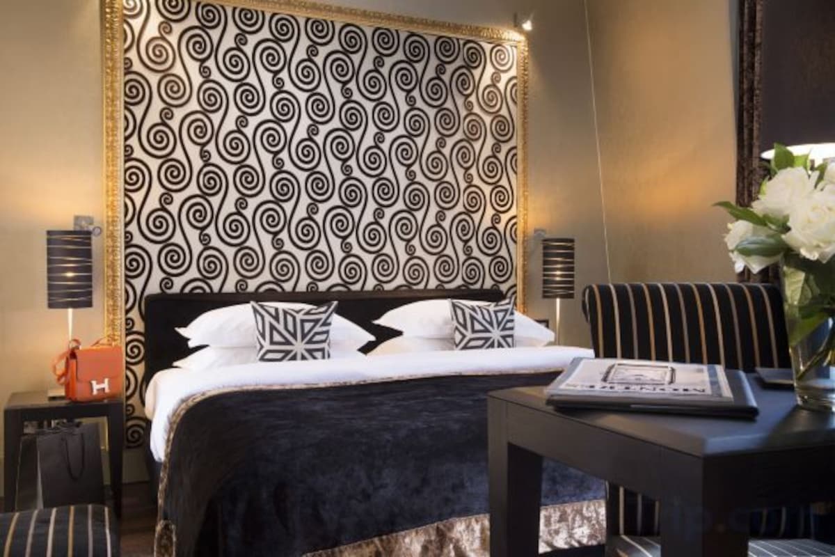 Egyptian cotton sheets, premium bedding, Select Comfort beds, minibar