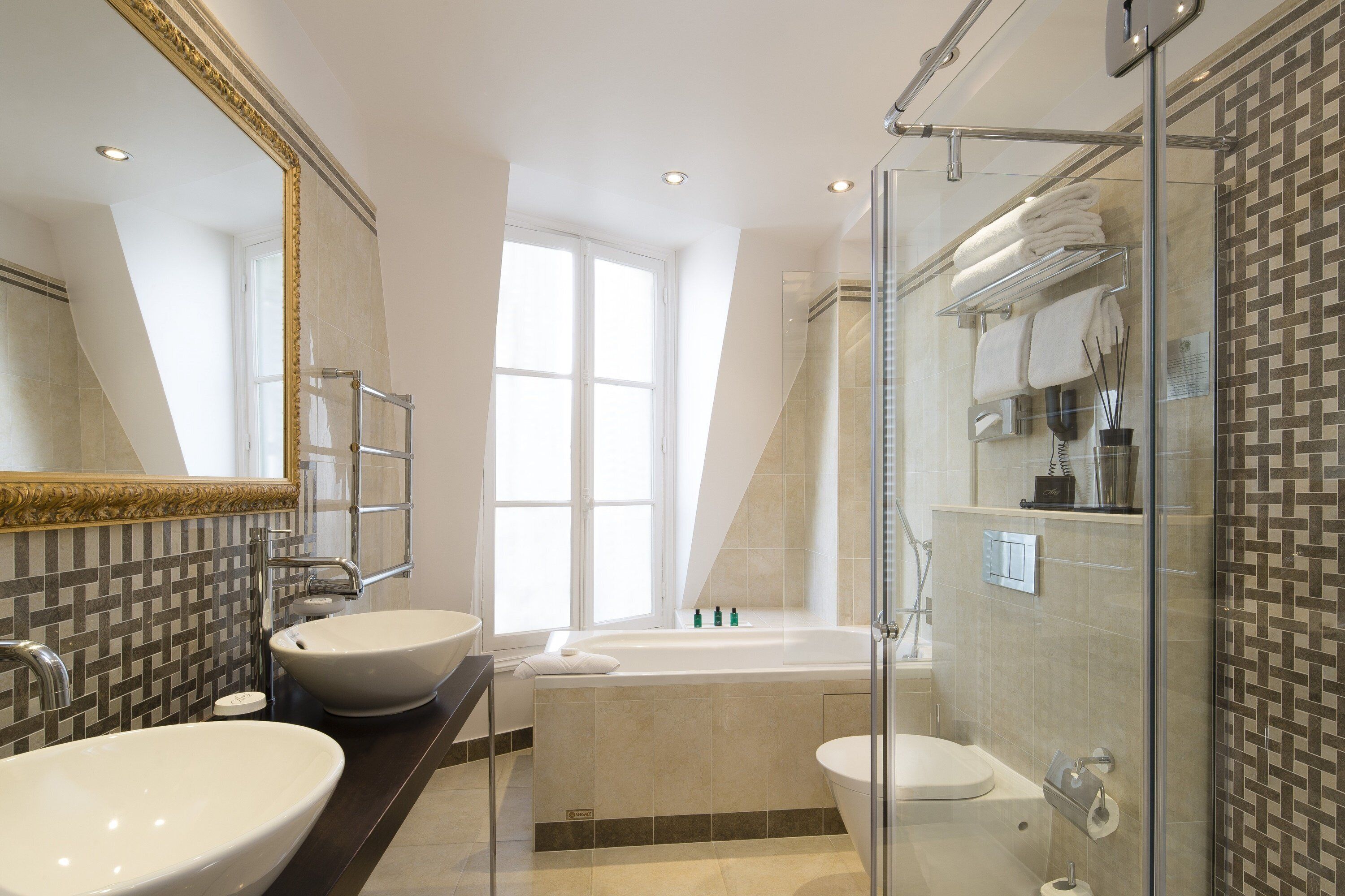 executive room | bathroom | combined shower/bathtub, designer toiletries, hair dryer, slippers