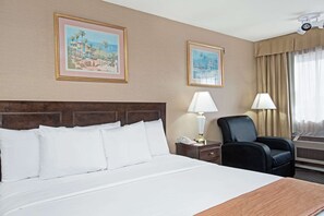 In-room safe, desk, iron/ironing board, free WiFi - Howard Johnson by Wyndham Torrance (Torrance)