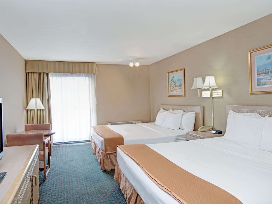 Caja de seguridad en la habitación y escritorio