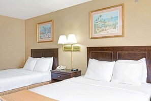 In-room safe, desk, iron/ironing board, free WiFi - Howard Johnson by Wyndham Torrance (Torrance)