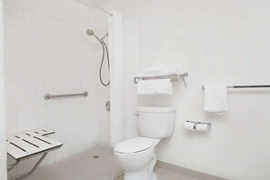Standardzimmer, 1 King-Bett, barrierefrei | Badezimmer | Dusche, Haartrockner, Handtücher